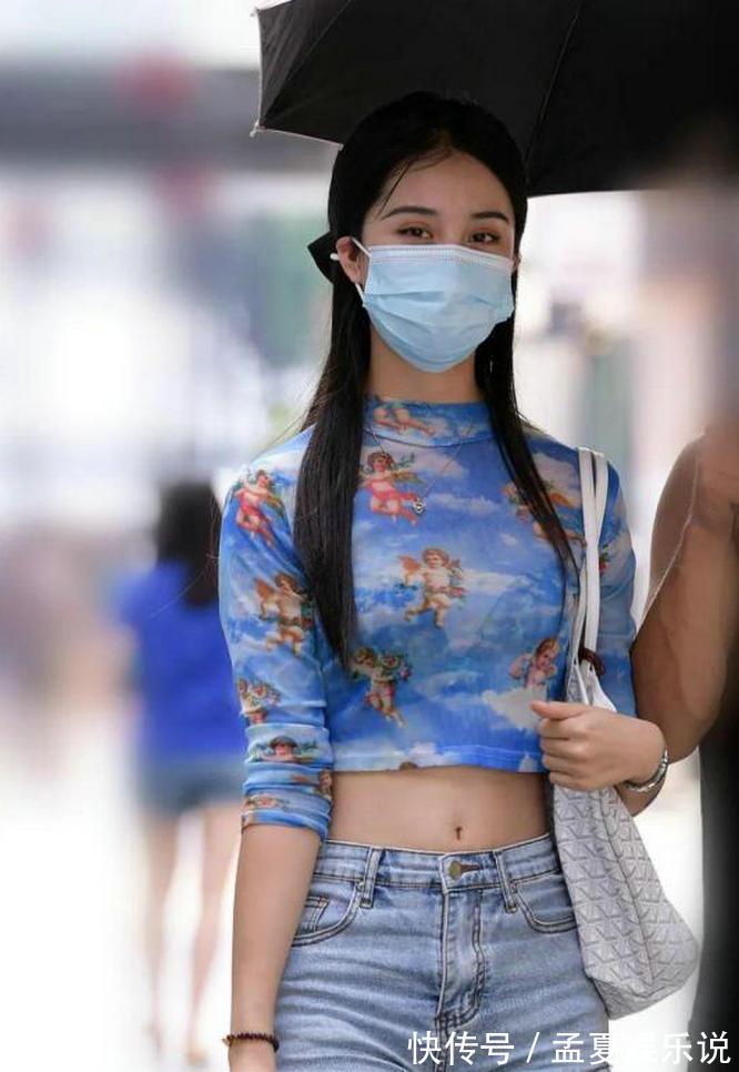 气质 小姐姐穿着凉爽的上衣热裤,真的很青春美丽,轻松展现好气质