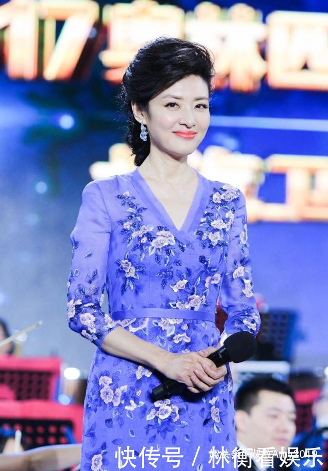 西装套装|周涛虽低调但穿搭实力太强,绿色西装套装出席活动,低马尾好时尚