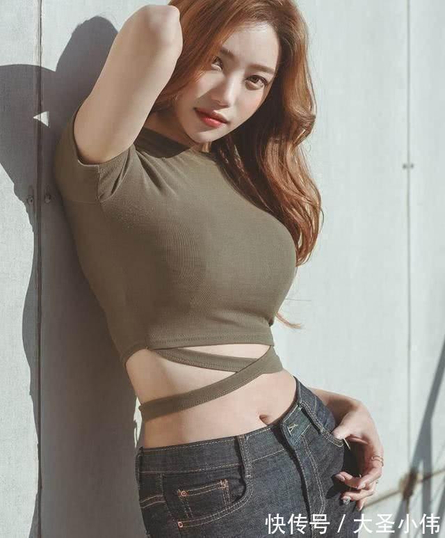 干练一面|美女街拍:紧身牛仔裤勾勒出东方美,秀出女人的小蛮腰,有一种媚态迎面而来