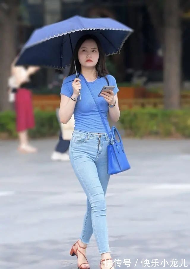 气质 蓝色休闲短袖搭配蓝色直筒打底裤,身材线条完美,气质高级