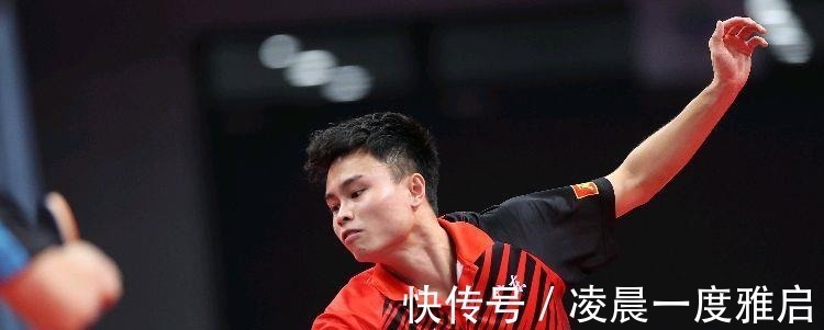 梁靖崑|梁靖崑打球变得稳重,周启豪逆转00后小将,拒绝爆冷