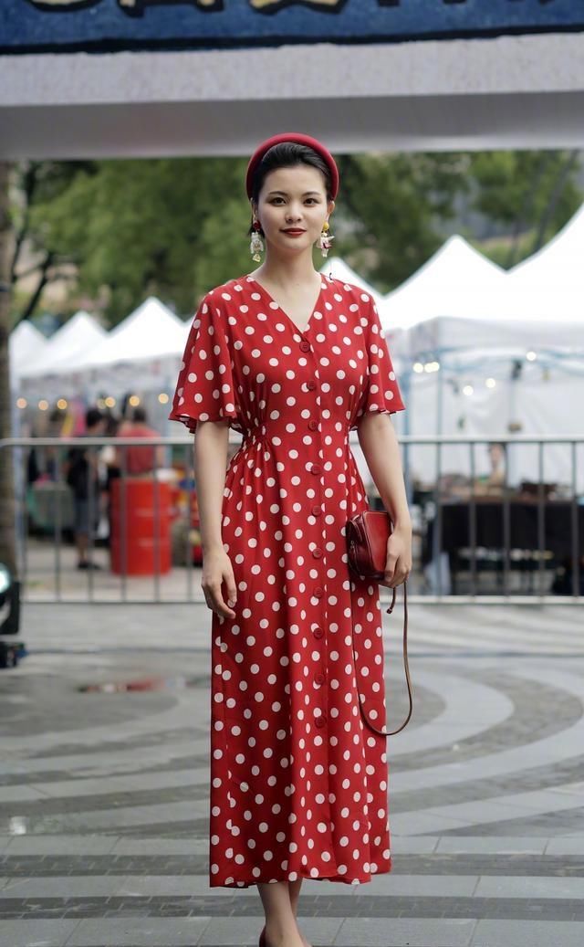 连衣裙穿出清新模样，也可以很仙气，时尚格调不局限