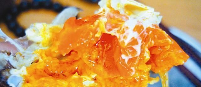 法国人来中国餐馆吃了一份大闸蟹,扔下100元就走,老板立马拦住