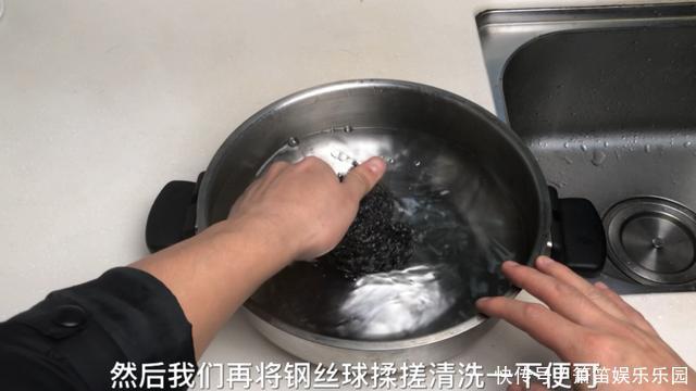 钢丝球放在火上烧一烧，这个用途花钱都买不来，一年能省下不少钱