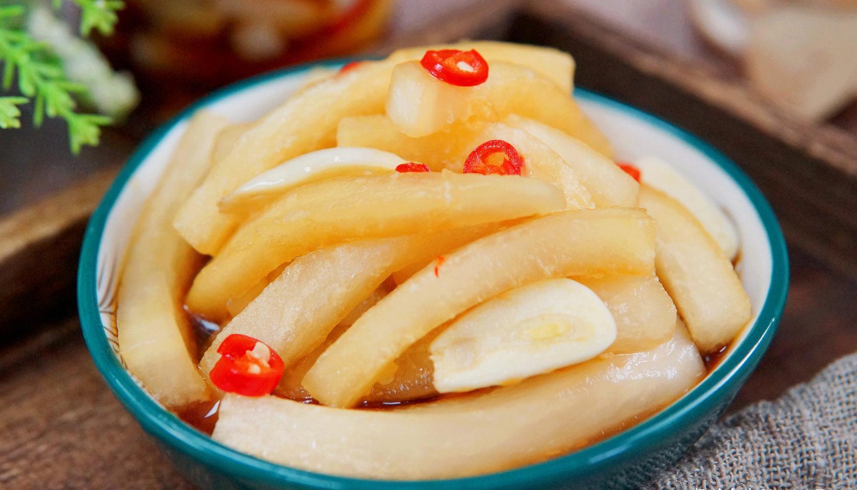 腌萝卜,最忌直接放盐,教你饭店腌萝卜做法,酸辣脆嫩放一年不坏