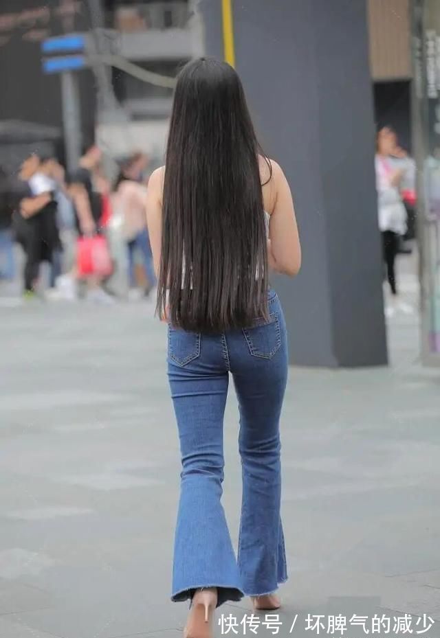 高跟鞋|奔四的女人，一旦“偶遇”喇叭裤，时髦又减龄，又捡了一法宝