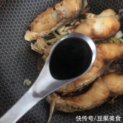 红烧鱼块这样做，不破皮，不腥不柴，肉质鲜嫩