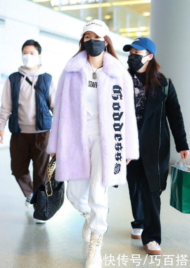  冬天|今年冬天流行色来了，女明星这个冬天都在变“嫩”，你还在犹豫吗