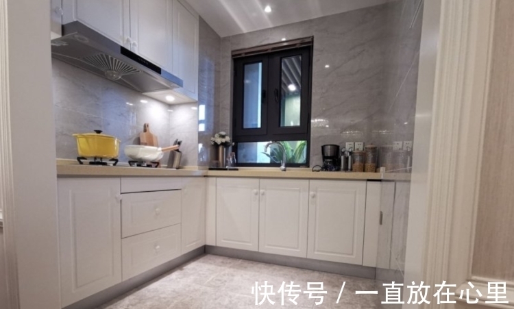 背景墙|罕见的法式风格装修,98㎡三室两厅,装得比120㎡还要漂亮大气