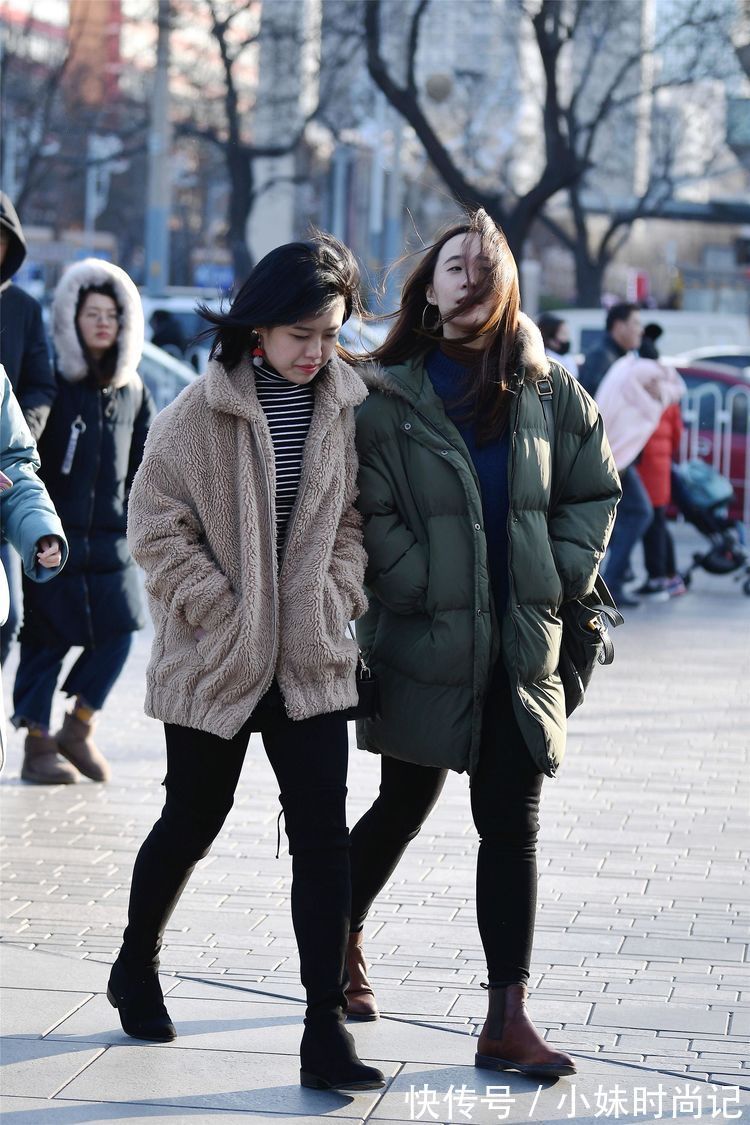 时尚 街拍:小姐姐羽绒服的领口和袖口珍珠边设计非常贵气,增加层次!