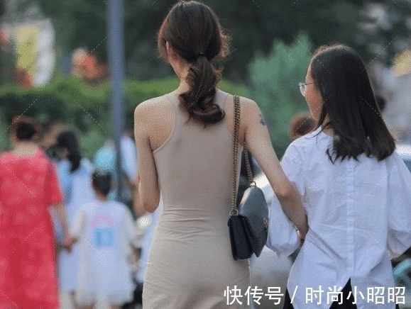 裹身裙 嫂子出门“太敢穿”，裹身裙侧面“剪一刀”，这下凉快多了