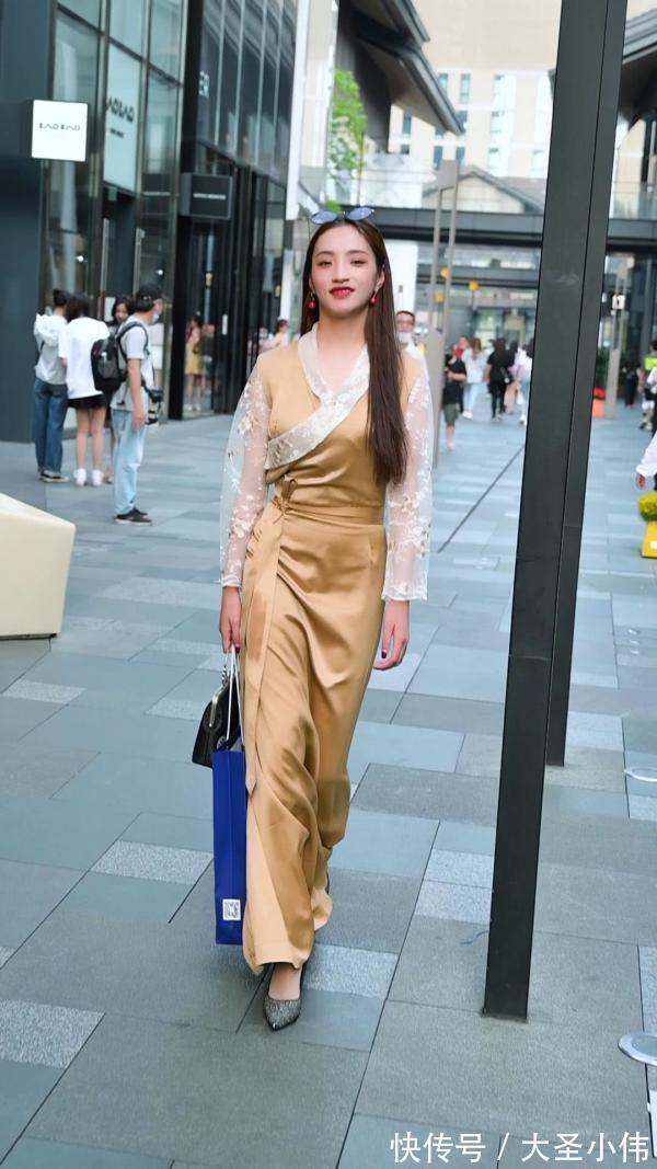 民族服饰|美女街拍:高挑的小姐姐,身着改良民族服装,兼具情怀和时尚