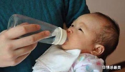 母乳|对于小宝宝来说，额外的水分不是必须的，父母亲不再盲目