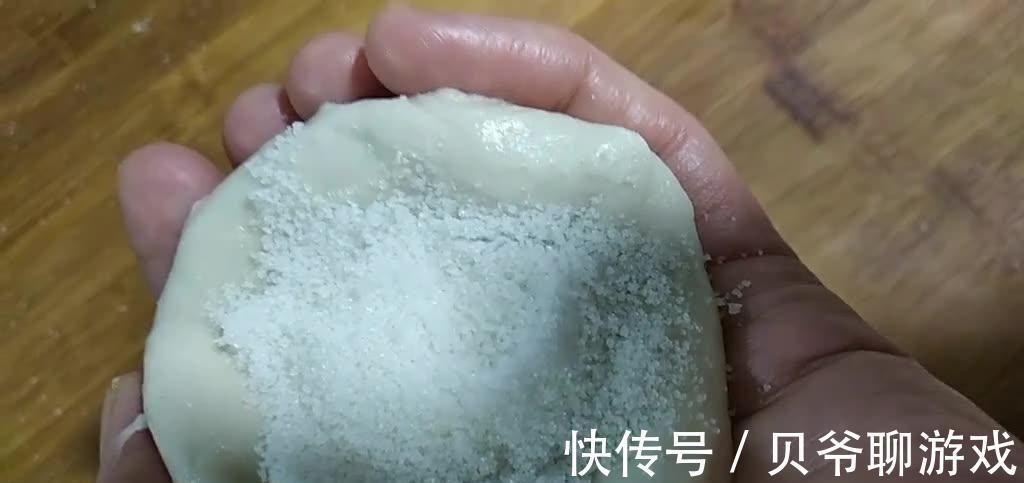 面点师傅教你做空心糖饼，外酥里脆香甜可口，当零食当茶点都不错