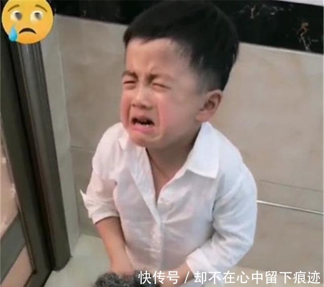 孩子|儿子想要对爸爸示爱，用“神秘物”给爸爸搓澡，网友：这娃真坑爹