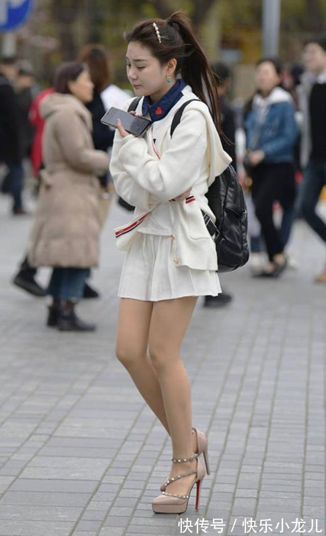 搭配|白色百褶裙搭配高跟鞋,甜美减龄,彰显不一样的风情