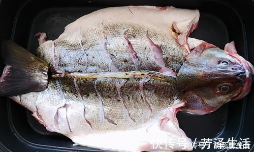 鱼肉|清蒸鲈鱼，加盐和料酒都不对！牢记这3点，鱼肉鲜嫩不柴不腥
