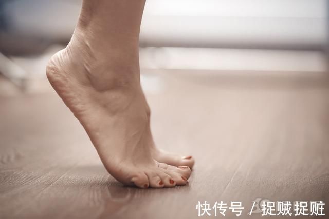 引书|每天踮脚能防病坚持踮脚尖的人,不用多久,身体3方面得到改善