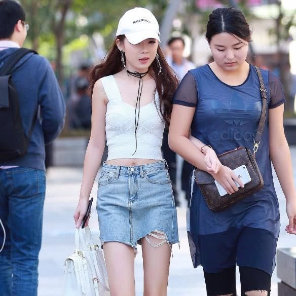 街拍|街拍一对闺蜜穿搭风格相差太大,背后看像母女,正面看凌乱了