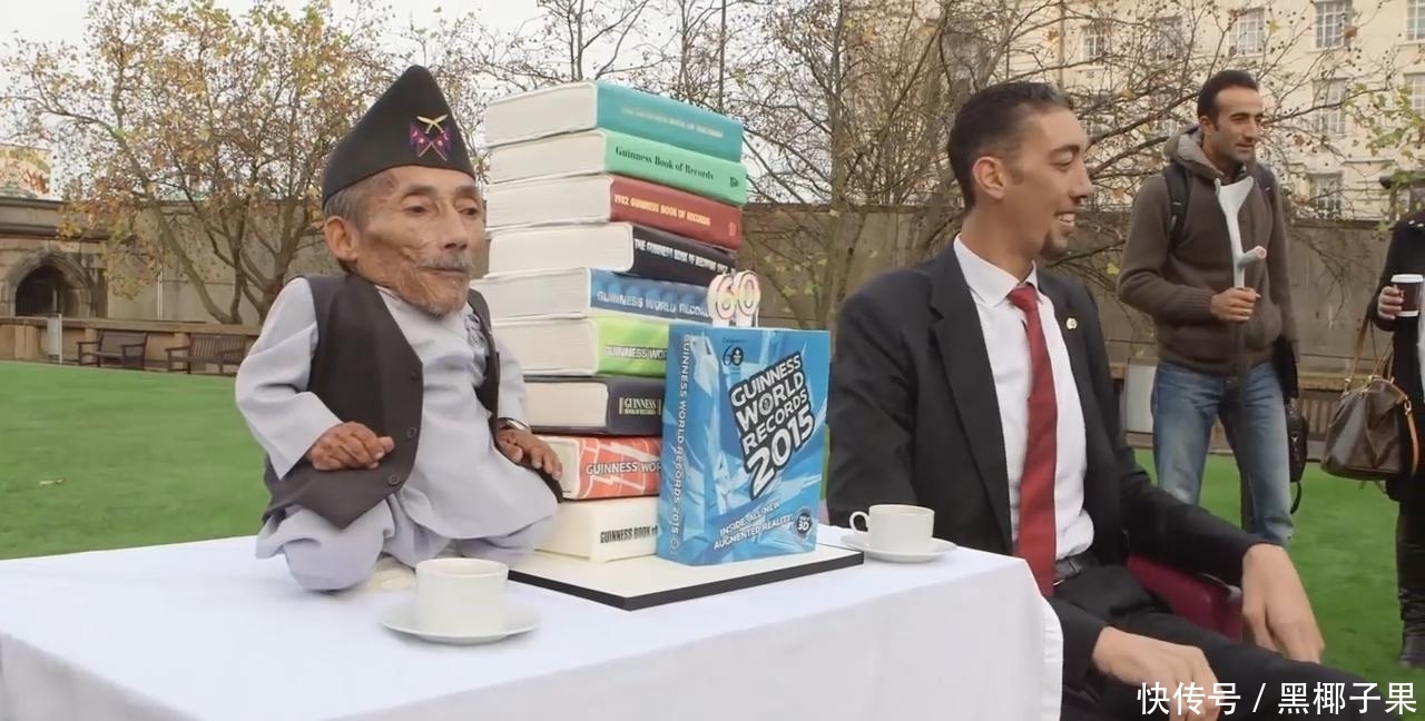 世界上最矮的人,身高堪比婴儿,和世界最高之人站在一起会怎样?