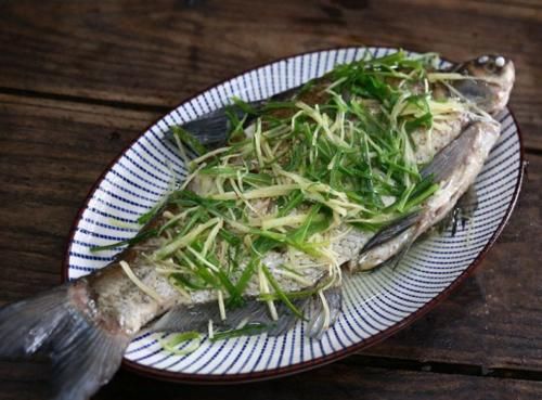 清蒸鱼，有人加盐，有人加生抽，都不对！这才是最正确的做法