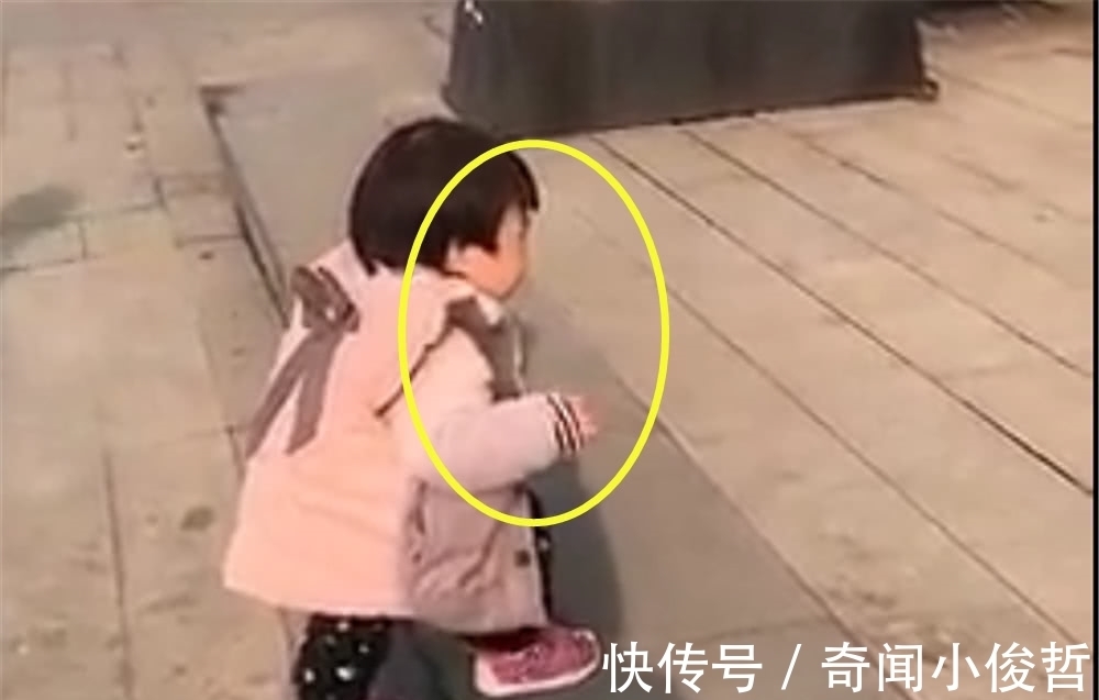 画面|宝宝第一次上台阶,竟然出现一画面,网友:还以为网卡了