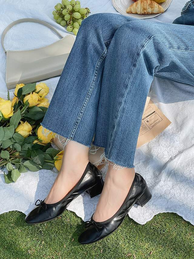 高跟鞋 秋季,穿什么鞋才洋气,今年流行穿“羊皮”粗跟平底鞋,舒适优雅