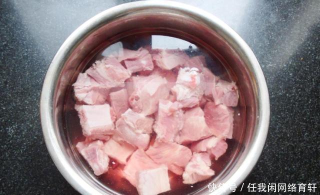 需加|洗排骨,用碱或焯水都错了只需加勺它,洗得干净,没一点腥味