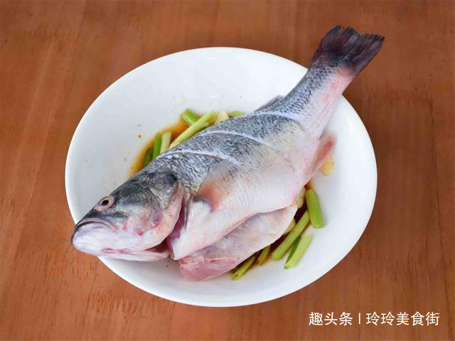 做清蒸鱼时，切记不要用料酒腌制，教你正确做法，鱼肉鲜嫩无腥味