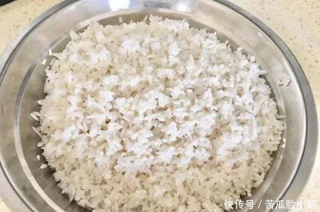 一盒牛奶一碗米,六克酵母四勺糖,在家制作儿时最爱的美食蒸米糕