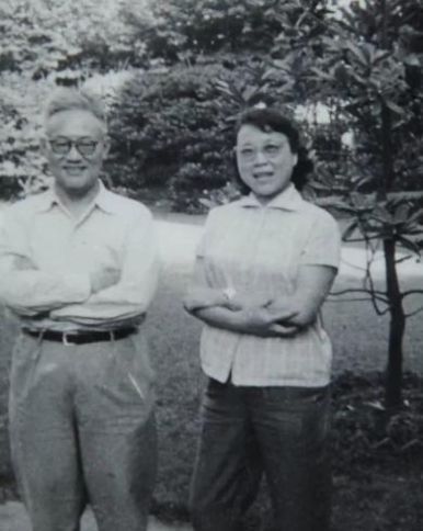 去世|长寿是一种折磨,妻子去世后,他伴着骨灰度日:她是我生命一部分