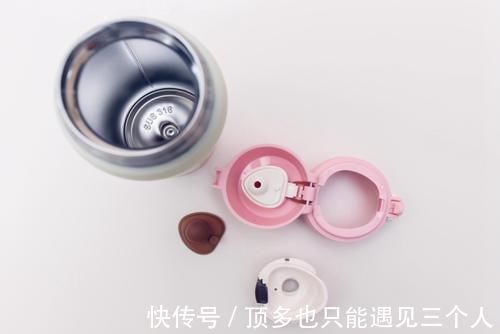 家长|保温杯成夺命杯,倒出的热水变毒水,家长速查家里有的赶紧丢掉