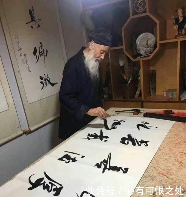 任法融德高望重,现场写书法!网友:太吓人,还是修你的道教吧!