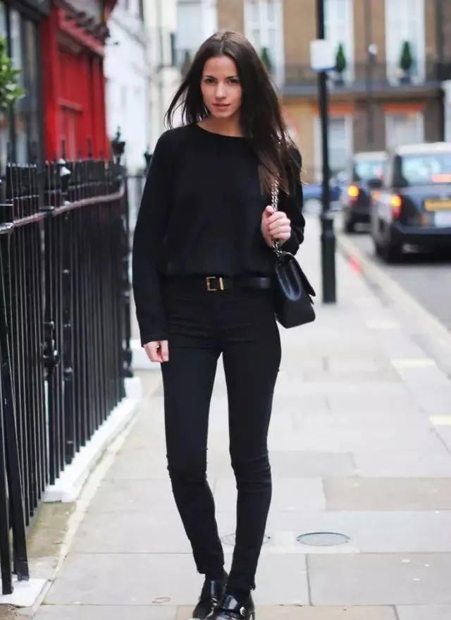 乍暖还寒的初春季节,黑毛衣怎么穿才不土?