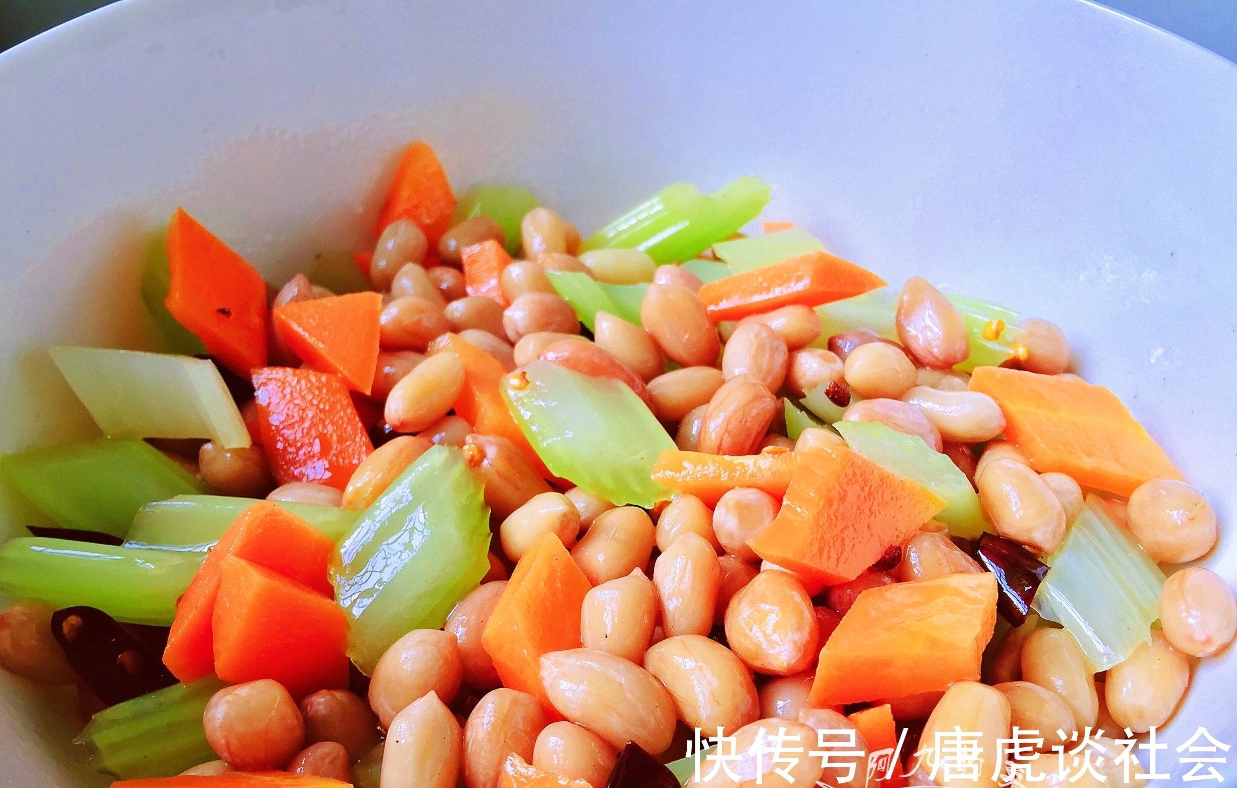 水煮花生|水煮花生米都放什么调料?30年大厨:别只会加盐,这样做才好吃