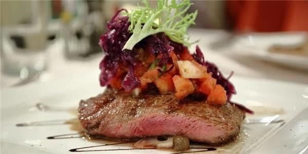 为什么吃西餐牛排，吃一块就能饱，吃中国火锅，两盘肉都不够吃