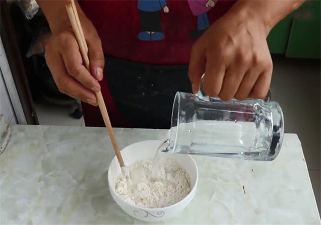 玉米面新做法，凉水一拌，锅里360度一搅，酸辣爽口又筋道，真香