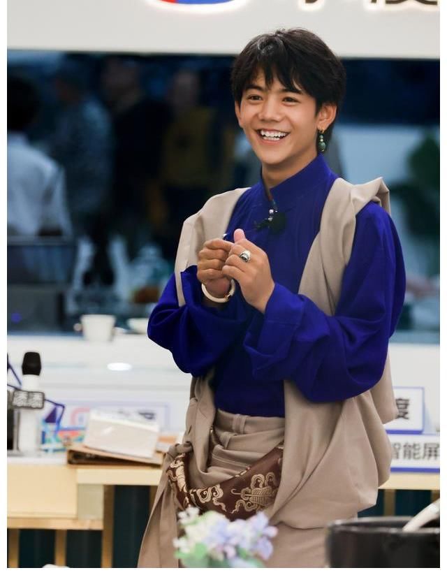 中餐厅结束了，但少年丁真的成长故事未完待续 @理塘丁真