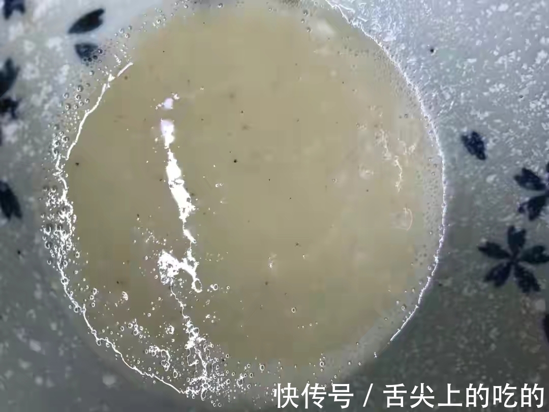 怎么烙饼才能不硬？和面是很关键的一步，教你一招，放3天也不硬