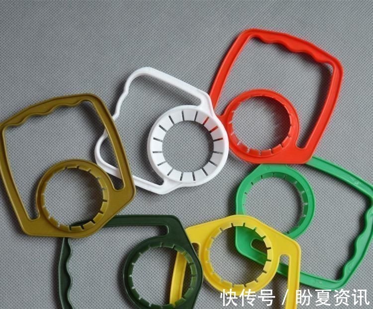 千家万户|油桶上塑料把手不要扔, 放在厨房有妙用, 解决了千家万户的烦恼