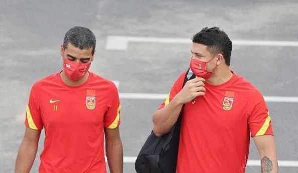 越南足協(xié)|凌晨1點(diǎn)，國(guó)足跟隊(duì)記者再現(xiàn)爭(zhēng)議報(bào)道：李霄鵬很意外，球迷罵聲一片