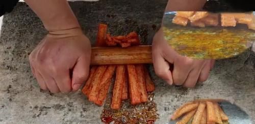 分钟|一包卫龙有多少“废油”小伙用5分钟挤出,看清后再也不吃了