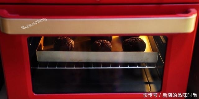 喜欢巧克力和椰蓉的试试这月饼,太香了!其它月饼一比都是浮云了