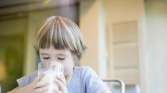 父母|父母带孩子,在夏季要做到“不吃4物,多做2事”,避免脾胃虚弱