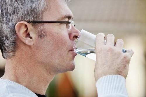 喝水越多尿越多，会增加肾脏压力吗？医生教你