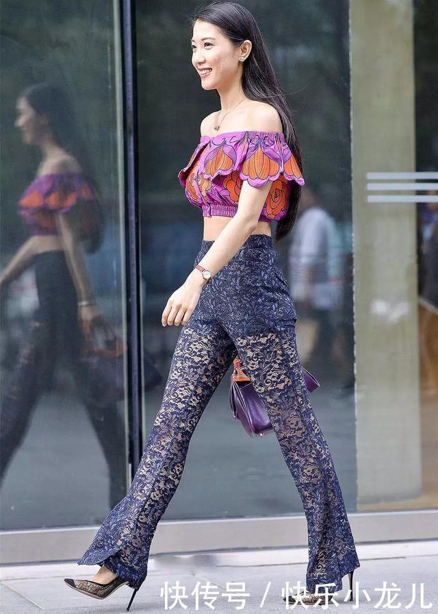 优雅|街拍一双高跟鞋搭配蕾丝微喇叭裤,微透的视觉效果,带着淡淡的性感