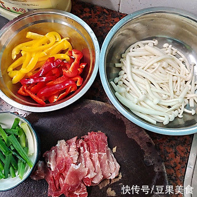 有了这道海鲜菇彩椒炒肉片,不爱吃饭的孩子都胃口大开