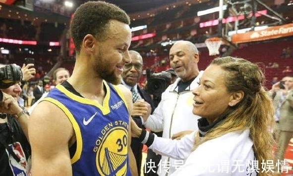 nb库里父亲离婚后“放飞自我”,观战儿子比赛,带3美女陪同