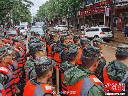 救援|最可爱的人！武警官兵救援被困群众