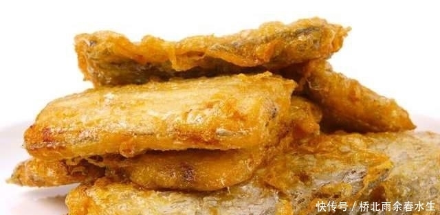 煎带鱼,用淀粉还是面粉?教你这方法,带鱼金黄诱人,外酥里嫩